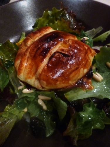 chevre,jonagold,miel,pate feuilletee,menthe,raisins secs,salade,pignons de pin,huile de noisette,cannelle