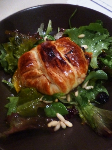 chevre,jonagold,miel,pate feuilletee,menthe,raisins secs,salade,pignons de pin,huile de noisette,cannelle