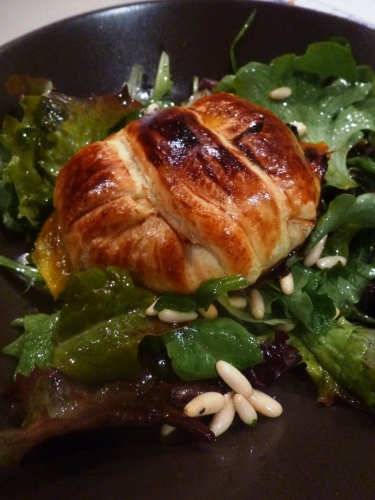 chevre,jonagold,miel,pate feuilletee,menthe,raisins secs,salade,pignons de pin,huile de noisette,cannelle