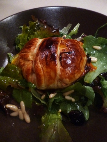 chevre,jonagold,miel,pate feuilletee,menthe,raisins secs,salade,pignons de pin,huile de noisette,cannelle