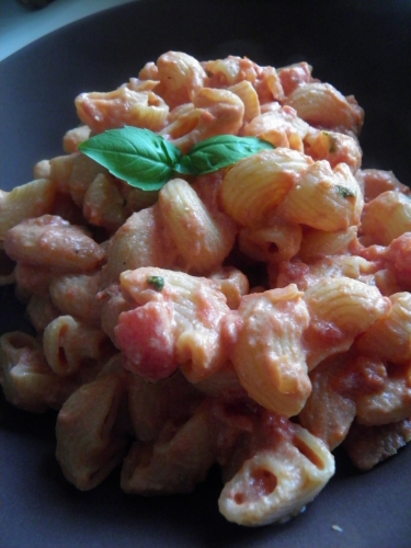 tomates,pates,basilic,ricotta,parmesan