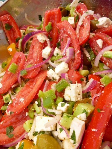 tomates,poivron,concombre,olives vertes,capres,feta,origan