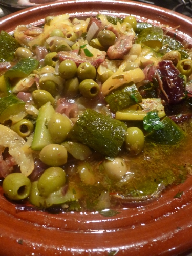 coriandre,poulet,gingembre,safran,olives violettes,citron confit au sel,courgette,dattes