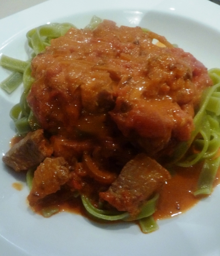 cumin,veau,paprika,tomates,creme fraiche epaisse,tagliatelle verde,cayenne,fond de veau
