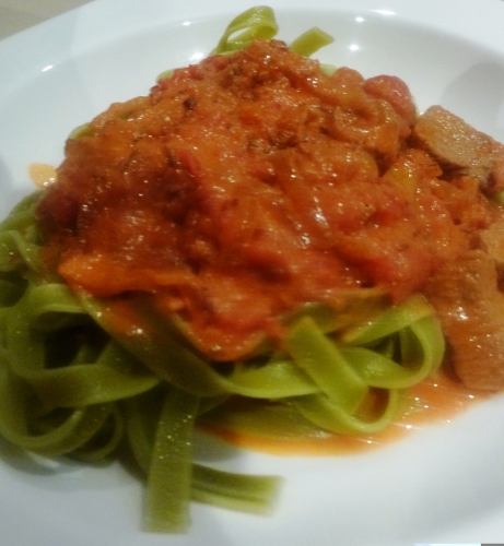 cumin,veau,paprika,tomates,creme fraiche epaisse,tagliatelle verde,cayenne,fond de veau