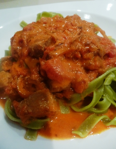 cumin,veau,paprika,tomates,creme fraiche epaisse,tagliatelle verde,cayenne,fond de veau