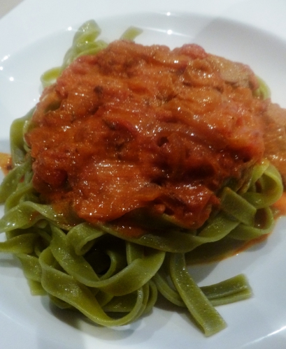 cumin,veau,paprika,tomates,creme fraiche epaisse,tagliatelle verde,cayenne,fond de veau