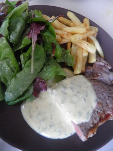 vinaigre de vin,echalottes,oeufs,beurre,estragon,cerfeuil,vin blanc