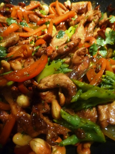 piments rouges séchés,sauce poisson,naam plaa,sauce huîtres,bouillon de volaille,huile d'arachide,noix de cajou,ail,poulet,poivron rouge,carotte,oignon,ciboulle,sauce soja foncée,sauce soja claire,coriandre