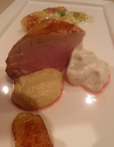 porc,filet mignon de porc,miel,citron,sauce soja,poischiches,sésame,tahiné,sucre,raisins secs,curcuma,menthe,citron vert,oignon doux,petits pois,germes de soja,semoule