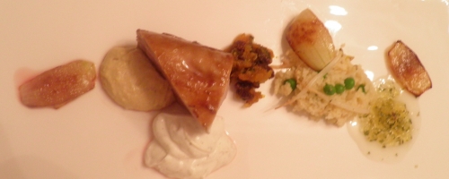 porc,filet mignon de porc,miel,citron,sauce soja,poischiches,sésame,tahiné,sucre,raisins secs,curcuma,menthe,citron vert,oignon doux,petits pois,germes de soja,semoule