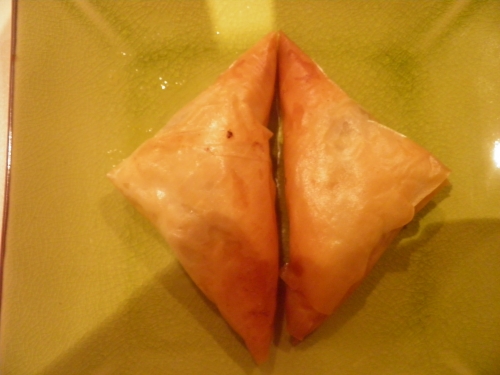 pâte filo,agneau,haché d'agneau,gigot d'agneau,coriandre,pâte de curry vert,piment de cayenne,gingembre,pignons de pin