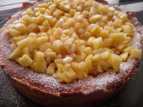 beurre,poudre d'amandes,sucre vanillé,vanille,sucre glace,mascarpone,maïzena,fromage blanc,pommes boscoop,sucre perlé,citron,oeufs