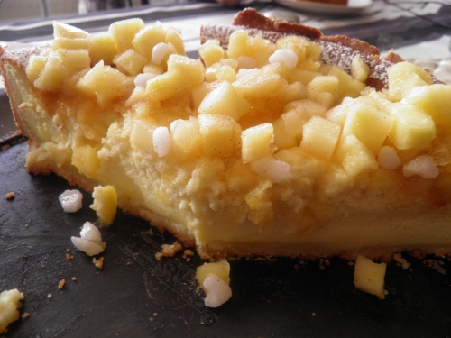 beurre,poudre d'amandes,sucre vanillé,vanille,sucre glace,mascarpone,maïzena,fromage blanc,pommes boscoop,sucre perlé,citron,oeufs