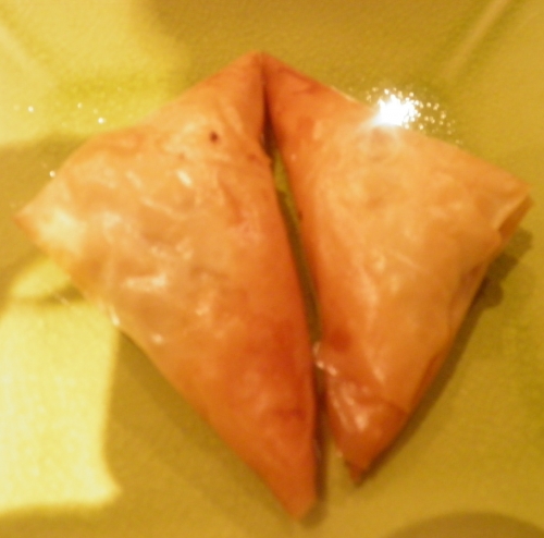 pâte filo,agneau,haché d'agneau,gigot d'agneau,coriandre,pâte de curry vert,piment de cayenne,gingembre,pignons de pin