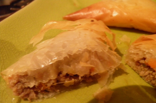 pâte filo,agneau,haché d'agneau,gigot d'agneau,coriandre,pâte de curry vert,piment de cayenne,gingembre,pignons de pin