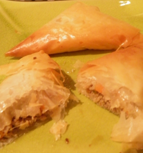 pâte filo,agneau,haché d'agneau,gigot d'agneau,coriandre,pâte de curry vert,piment de cayenne,gingembre,pignons de pin