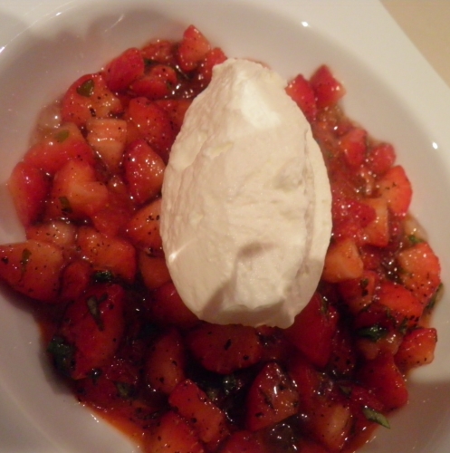 fraises,gariguettes,basilic,olives noires,citron vert,poivre de sèchuan,crème,poivrin rouge,gélatine,sucre glace