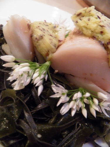 cabillaud,beurre d'algues,bordier,gomasio,pâtes à l'encre de seîche,sepia,wakamé,chili,graines de sésame,huile de sésame,vinaigre de riz,ail des ours,fleurs d'ail des ours