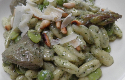 fenouil,anis etoilé,badiane,pâtes,cavatelli,artichauts,vin blanc,bouillon de volaille,coriandre,petits pois,fèves des marais,asperges vertes,ricotta,san pellegrino,pignons de pin,menthe,piments,parmesan