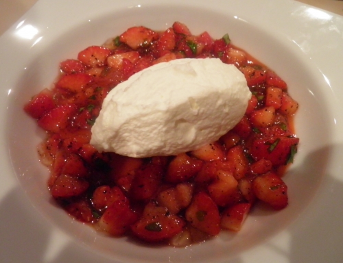 fraises,gariguettes,basilic,olives noires,citron vert,poivre de sèchuan,crème,poivrin rouge,gélatine,sucre glace