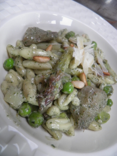 fenouil,anis etoilé,badiane,pâtes,cavatelli,artichauts,vin blanc,bouillon de volaille,coriandre,petits pois,fèves des marais,asperges vertes,ricotta,san pellegrino,pignons de pin,menthe,piments,parmesan
