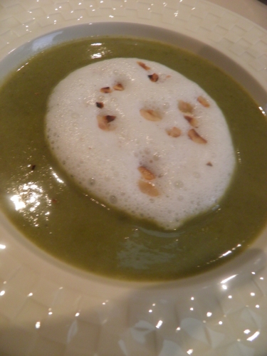 Pommes de Terre, Poireaux, Oseille, Bouillon de Volaille, Mascarpone, Huile de Noisettes, Noisettes