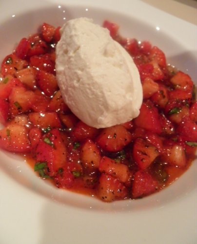 fraises,gariguettes,basilic,olives noires,citron vert,poivre de sèchuan,crème,poivrin rouge,gélatine,sucre glace