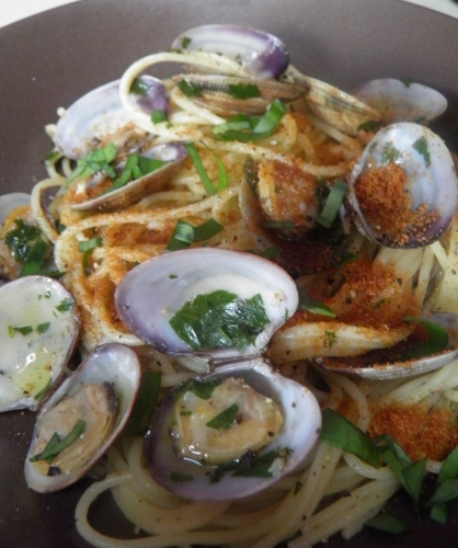 spaghetti,palourdes,coques,bottarga,persil,ail,ail des ours,vin blanc sec; safran