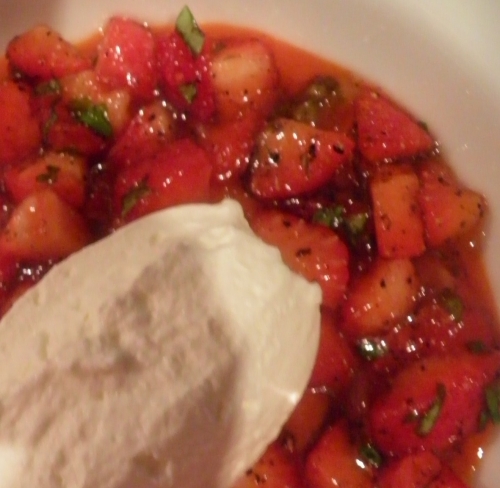 fraises,gariguettes,basilic,olives noires,citron vert,poivre de sèchuan,crème,poivrin rouge,gélatine,sucre glace