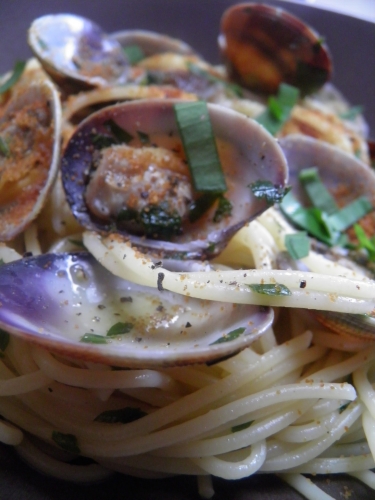 spaghetti,palourdes,coques,bottarga,persil,ail,ail des ours,vin blanc sec; safran