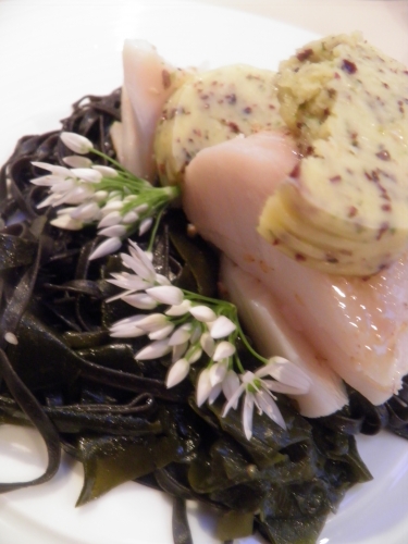 cabillaud,beurre d'algues,bordier,gomasio,pâtes à l'encre de seîche,sepia,wakamé,chili,graines de sésame,huile de sésame,vinaigre de riz,ail des ours,fleurs d'ail des ours