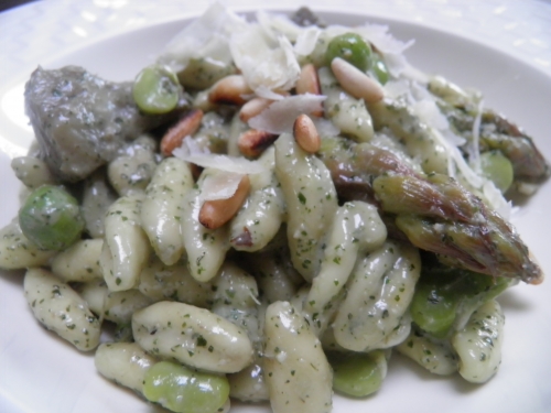 fenouil,anis etoilé,badiane,pâtes,cavatelli,artichauts,vin blanc,bouillon de volaille,coriandre,petits pois,fèves des marais,asperges vertes,ricotta,san pellegrino,pignons de pin,menthe,piments,parmesan