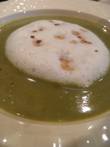 Pommes de Terre, Poireaux, Oseille, Bouillon de Volaille, Mascarpone, Huile de Noisettes, Noisettes