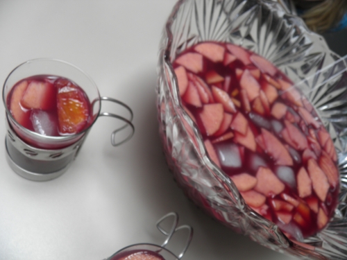 Girofle, Poivre, Cannelle, Gingembre, Jus d'Orange, Porto Rouge, Oranges, Citrons, Zestes, Vin Rouge, Cointreau, Brandy, Cognac, Vermouth, Pommes, Poires, Nectarines, Pêches, Muscade