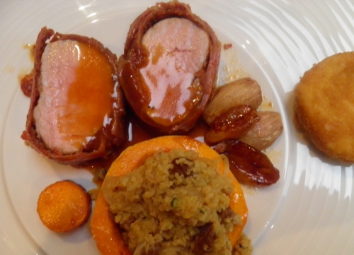 vinaigre de vin blanc,jus d'orange,miel,thym,filet de porc,livar,tomates confites,sel au piment d'espelette,beurre bordier,beurre bordier au piment d'espelette,jambon de bayonne,noilly prat,fond de veau,echalotes,boulgour,chèvre,chapelure,raisins secs,piment d'espelette, gelée d'agrumes, butternut, crème liquide