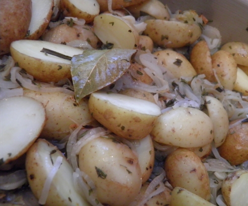 pintade,oignons,carottes,thym,vin blanc,courgettes,tomates,olives noires,ail,basilic,romarin,grenailles,sauge,origan,oignons blancs,laurier