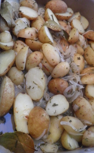 pintade,oignons,carottes,thym,vin blanc,courgettes,tomates,olives noires,ail,basilic,romarin,grenailles,sauge,origan,oignons blancs,laurier