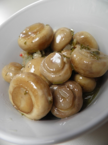 champignons de paris,vinaigre de vin blanc,vin blanc,piment,ciboulette,persil