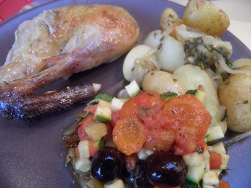 pintade,oignons,carottes,thym,vin blanc,courgettes,tomates,olives noires,ail,basilic,romarin,grenailles,sauge,origan,oignons blancs,laurier