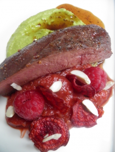 magret de canard,canard,miel,sauce soja,miel d'ete,piments,cayenne,piment d'espelette,vinaigre de vin rouge,framboises,sauge,tomates,oignons,vinaigre de miel,miel d'acacia,petits pois,epinards,basili thaï,amandes,betterave