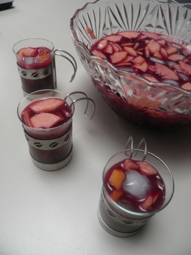 Girofle, Poivre, Cannelle, Gingembre, Jus d'Orange, Porto Rouge, Oranges, Citrons, Zestes, Vin Rouge, Cointreau, Brandy, Cognac, Vermouth, Pommes, Poires, Nectarines, Pêches, Muscade