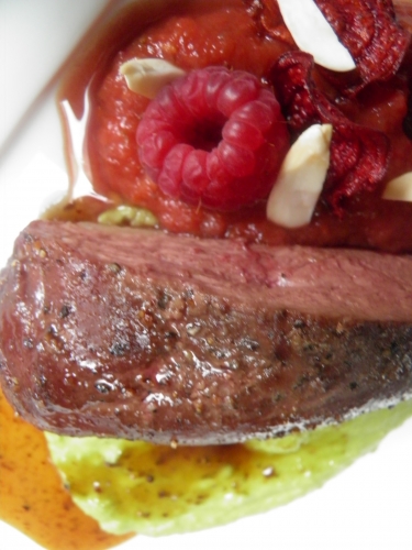 magret de canard,canard,miel,sauce soja,miel d'ete,piments,cayenne,piment d'espelette,vinaigre de vin rouge,framboises,sauge,tomates,oignons,vinaigre de miel,miel d'acacia,petits pois,epinards,basili thaï,amandes,betterave