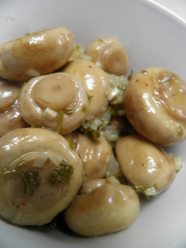 champignons de paris,vinaigre de vin blanc,vin blanc,piment,ciboulette,persil