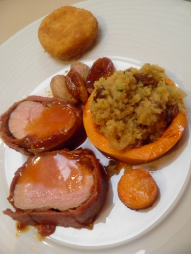 vinaigre de vin blanc,jus d'orange,miel,thym,filet de porc,livar,tomates confites,sel au piment d'espelette,beurre bordier,beurre bordier au piment d'espelette,jambon de bayonne,noilly prat,fond de veau,echalotes,boulgour,chèvre,chapelure,raisins secs,piment d'espelette, gelée d'agrumes, butternut, crème liquide