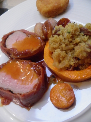 vinaigre de vin blanc,jus d'orange,miel,thym,filet de porc,livar,tomates confites,sel au piment d'espelette,beurre bordier,beurre bordier au piment d'espelette,jambon de bayonne,noilly prat,fond de veau,echalotes,boulgour,chèvre,chapelure,raisins secs,piment d'espelette, gelée d'agrumes, butternut, crème liquide