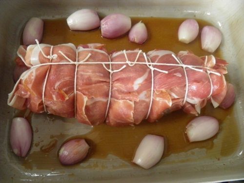 vinaigre de vin blanc,jus d'orange,miel,thym,filet de porc,livar,tomates confites,sel au piment d'espelette,beurre bordier,beurre bordier au piment d'espelette,jambon de bayonne,noilly prat,fond de veau,echalotes,boulgour,chèvre,chapelure,raisins secs,piment d'espelette, gelée d'agrumes, butternut, crème liquide