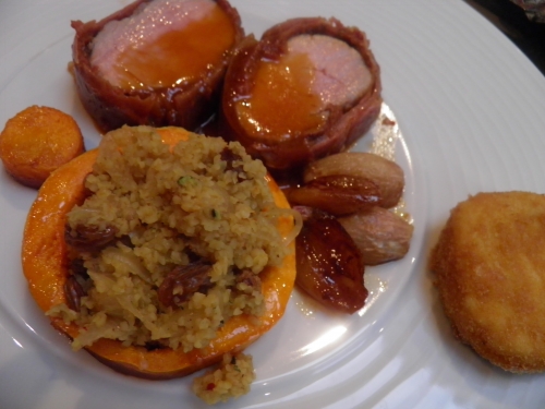 vinaigre de vin blanc,jus d'orange,miel,thym,filet de porc,livar,tomates confites,sel au piment d'espelette,beurre bordier,beurre bordier au piment d'espelette,jambon de bayonne,noilly prat,fond de veau,echalotes,boulgour,chèvre,chapelure,raisins secs,piment d'espelette, gelée d'agrumes, butternut, crème liquide