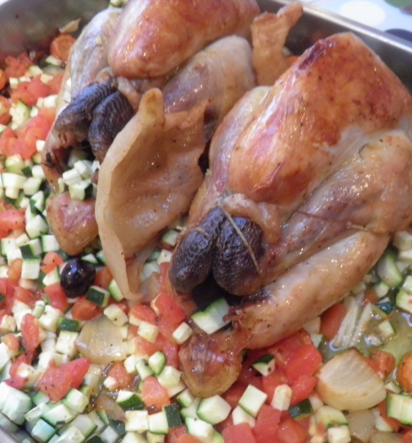 pintade,oignons,carottes,thym,vin blanc,courgettes,tomates,olives noires,ail,basilic,romarin,grenailles,sauge,origan,oignons blancs,laurier