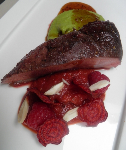 magret de canard,canard,miel,sauce soja,miel d'ete,piments,cayenne,piment d'espelette,vinaigre de vin rouge,framboises,sauge,tomates,oignons,vinaigre de miel,miel d'acacia,petits pois,epinards,basili thaï,amandes,betterave